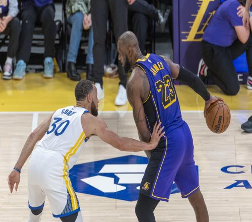 势均力敌ESPN预测明日湖勇大战胜率：勇士50.6%湖人49.4%