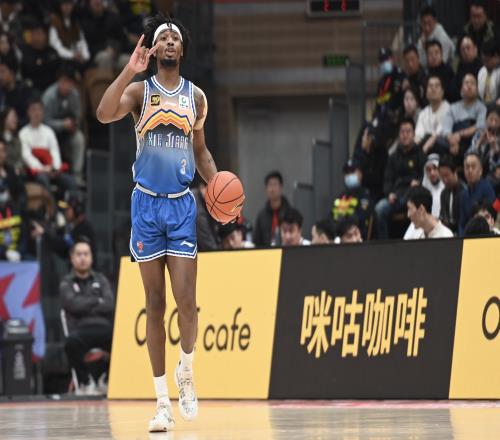 能攻善传！黑根斯半场9中5拿到14分5助罚球3中3