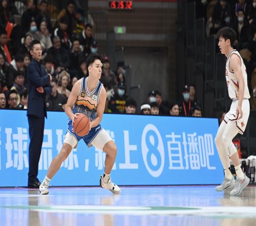苦苦支撑！伊力福拉提7中5砍并列半场最高15分三分3中2