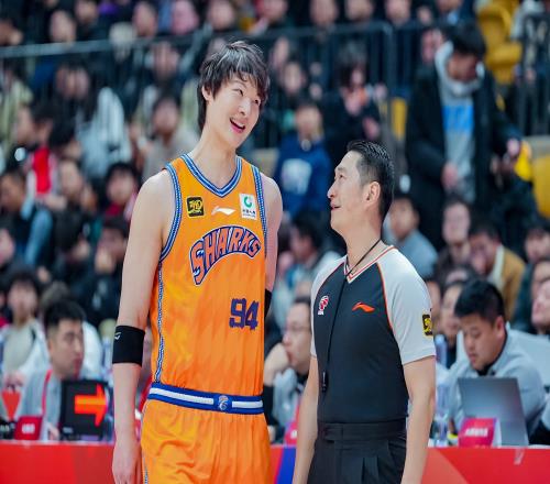打得可以！王哲林半场9中4拿12分6前场板3次犯规需注意