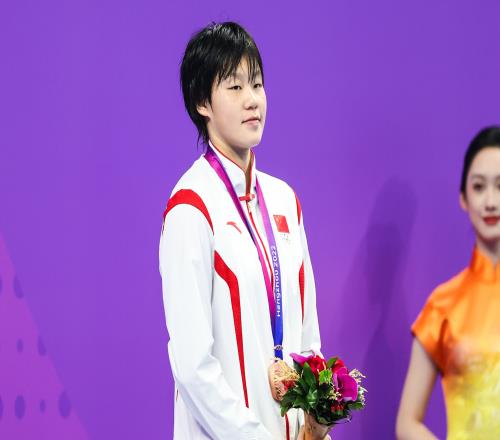 杨佩琪游出819.45，获得游泳春锦赛女子800米自由泳冠军