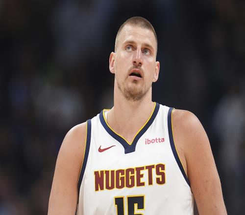 玩太嗨了约基奇G1后在酒吧庆祝本场6失误6犯正负值36惨败43分