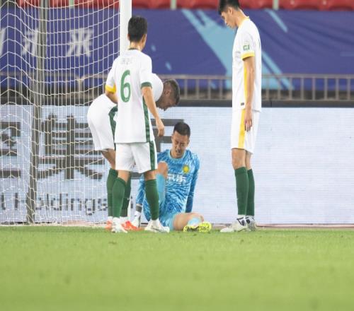 战术问题国安门将连续两轮传球失误，造成韩佳奇重伤、侯森失球