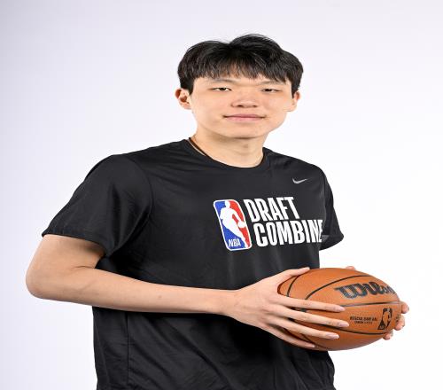 青岛队记：杨瀚森选秀前景一路看涨经纪团队须保持冷静