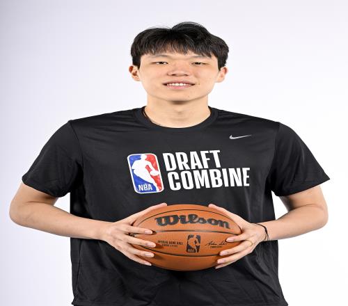 媒体人：杨瀚森出色的传球和柔和的投篮手感还是挺适合老鹰的