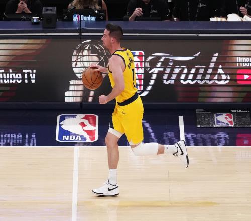 神奇不再！麦康纳半场5投2中拿到4分3板3助1断1帽