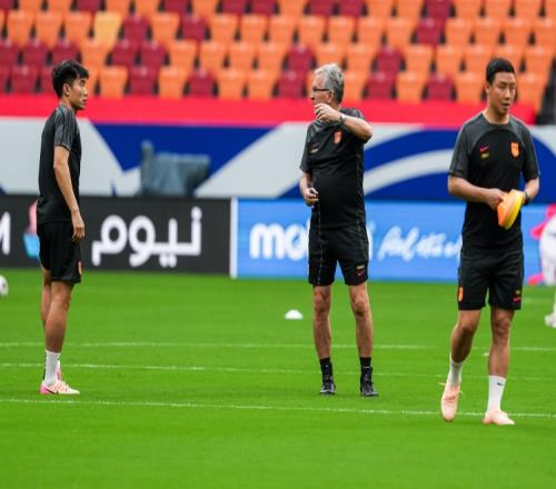 郑智or陈涛体坛：国足原中方团队的教练将挂帅参加东亚杯