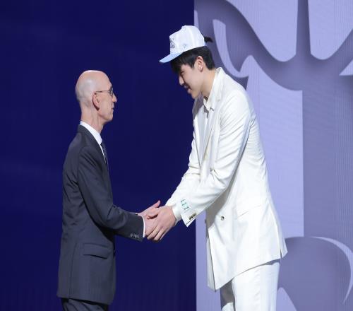 王健：杨瀚森虽然动态是短板但跟克林根比较至少不输