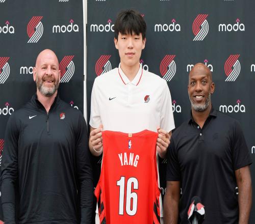 青岛男篮将拥有杨瀚森的CBA独家签约权每个赛季都可为其办预注册