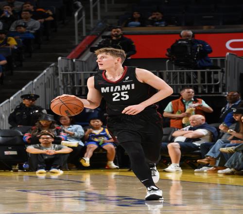 可圈可点！20号秀亚库乔尼斯12中7砍全队最高24分三分9中5