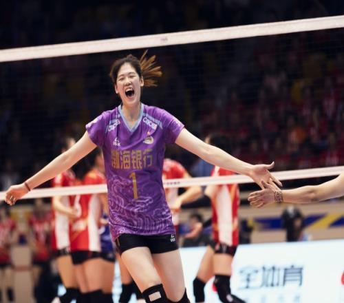 李盈莹：朱婷非常优秀，奖台上跟她讲在顶峰相见很不容易