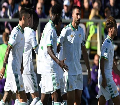 客胜佛罗伦萨升至榜首，罗马队史第4次赛季前3个联赛客场全胜