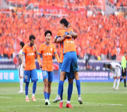 山东泰山3比1胜海港，瓦科两球，韩鹏排出全华班后防，换人出奇效