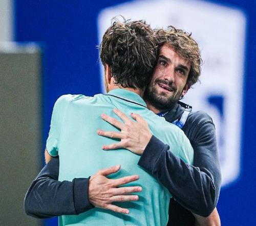 瓦大师泪洒颁奖礼致敬费德勒，冠亚军同夸中国球迷郑钦文跌出前十