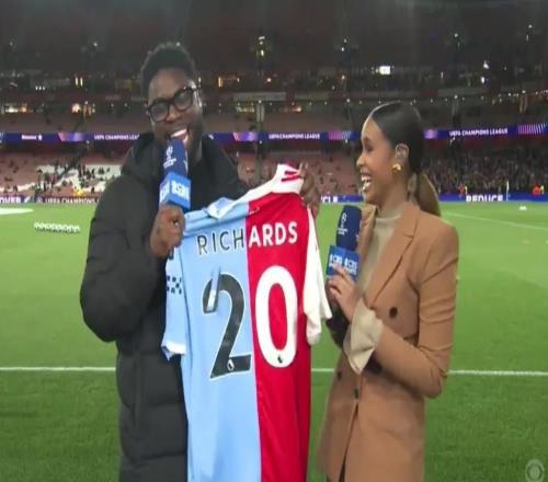 节目直播中，理查兹收到一件阿森纳与曼城的缝合球衣