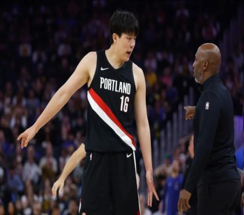 15分钟6犯又怎样！杨瀚森一举动袒露心气，绝对比周琦上限更高