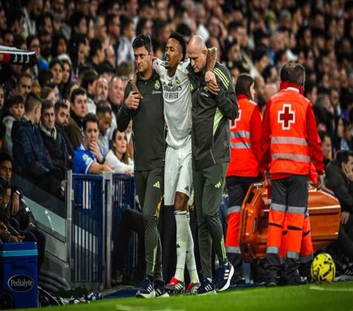 皇马四名首发后卫无人踢完全场，两人染红一人伤退一人被换下