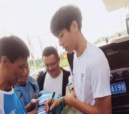 小朱对标小王涛对抗太吃亏！主任离队硬练杨铭锐小毛打不了后卫