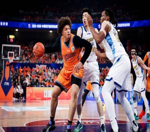 七连胜献礼俱乐部三十周年，卢伟希望球队“为上海拿到最高荣誉”