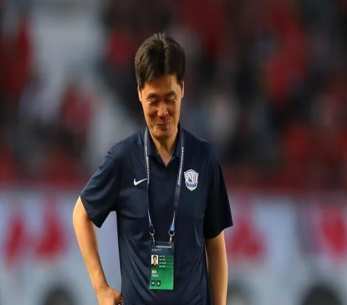 再见！李霄鹏告别青岛海牛，保级后功成身退，下一站重回泰山