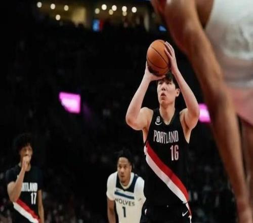 NBA杨瀚森首秀打了不到6分钟仅得2分还被对手隔扣