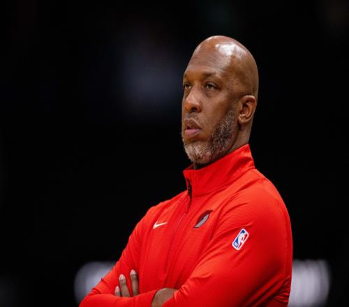 开局不利，开拓者主帅比卢普斯被抓，杨瀚森NBA征程蒙上一层阴影