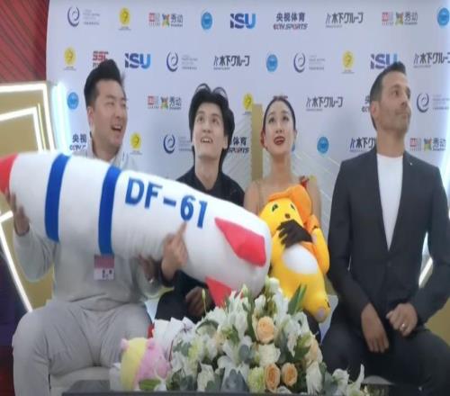 离谱！一个玩偶让美联社破防？中国花滑选手遭国际滑联调查