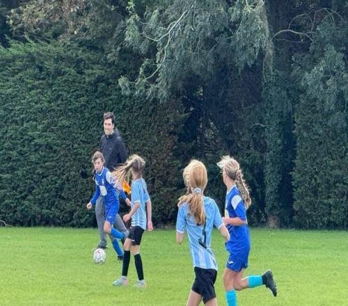 太阳报：伯恩茅斯主帅伊劳拉赛后次日，现身少年女足担任边裁