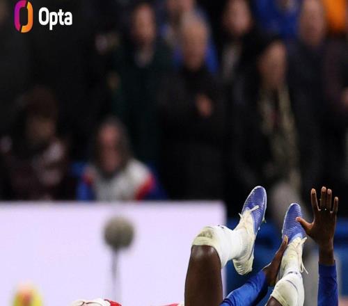 自大卫路易斯以来，凯塞多是首位英超对枪手染红的蓝军球员