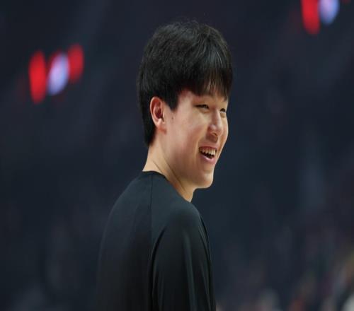 杨瀚森的半年蜕变：从语言不通到驾照到手，这个20岁的中国少年正在用自己的方式闯进NBA