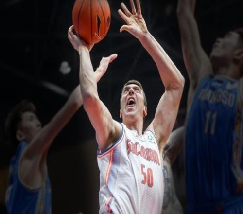 37分钟狂轰49分22篮板，这就是他当年能与格里芬齐名的原因