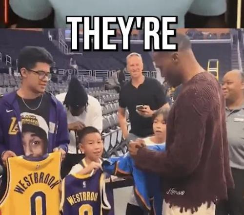 威少拒绝为球迷签名退役球星亲自辟谣：威少送了球迷签名护腕！