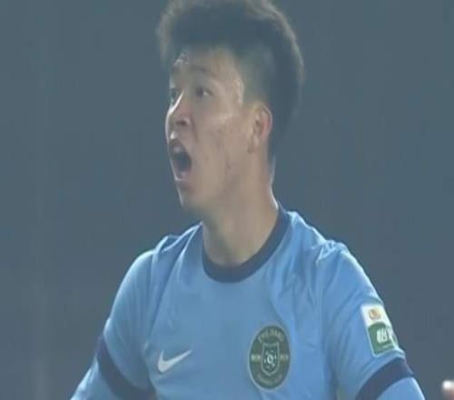 中超裁判再现超业余1幕：有利进攻被吹停，王钰栋罕见发飙！