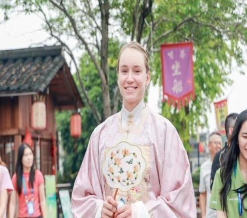 一颦一笑皆风景，莱巴金娜身穿汉服漫步宁波走马塘村