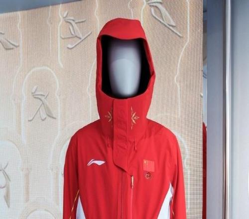 米兰冬奥会中国体育代表团领奖服公布，以红、白两色为主