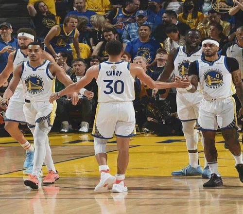 NBA10年代最强的球星，到底是詹姆斯还是库里