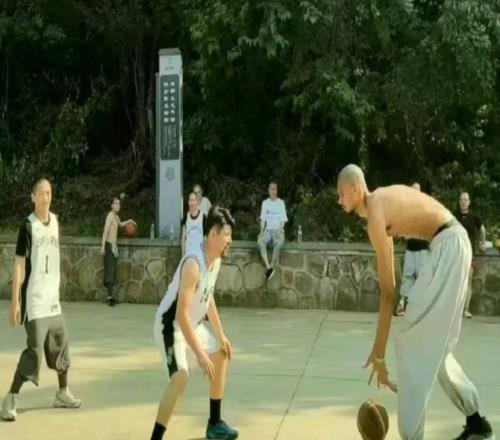 少林篮球来了！文班亚马撞飞对手，两战狂轰49分18篮板