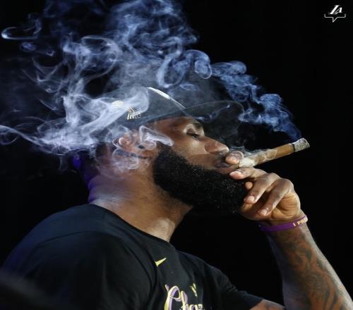 詹姆斯聊2020年湖人总冠军：我们更团结！我获得了第四冠！