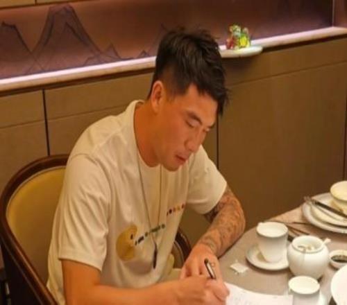 近期石柯社媒频繁更新他已签约成为杭州致禾文化旗下艺人