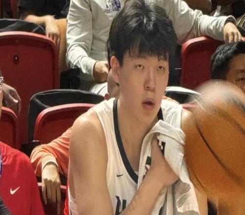 杨瀚森NBA得分超周琦，砍下8+4+3+1填满数据栏，防守却被万人捅