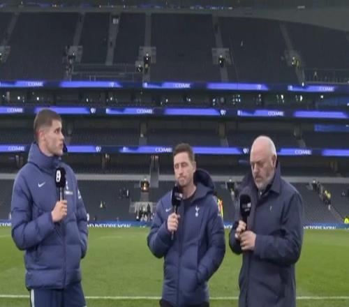 范德芬：我们有时候能创造出不错的机会，但关键传球没处理好