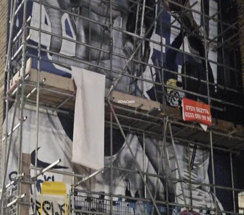 热刺为孙兴慜在街头绘制壁画，动作为其经典庆祝+捧杯