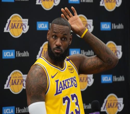 单季场均25+7+7次数：詹姆斯历史独一档！比第二加第三还多！