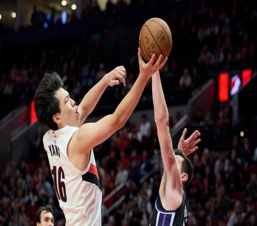 热泪盈眶！杨瀚森揭秘：1战惊艳联盟，短短2天究竟经历了什么