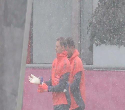 图片报：诺伊尔参加了拜仁周五训练，对阵弗赖堡可以首发上场