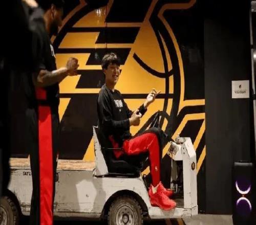 媒体人：湖人内线并不强，杨瀚森这场亲手把自己的印象分打低了