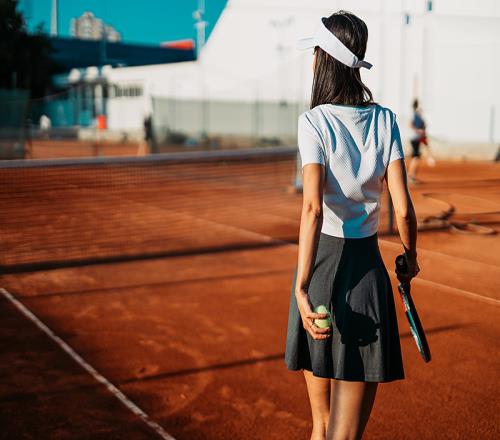 满世界“找墙”，迁徙去小城市，中产打网球还能怎么省钱？