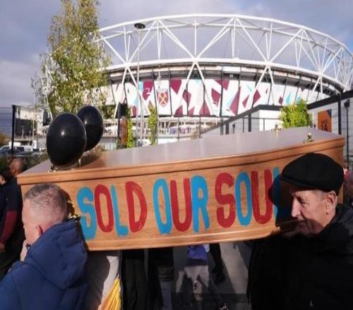 太阳报：西汉姆球迷抬着棺材游行，抗议俱乐部管理层