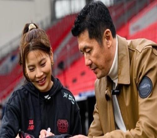 杨晨到访勒沃库森主场拜耳竞技场，沈梦露接待并陪同参观