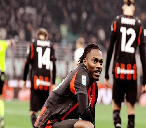 足坛一夜动态：拜仁12轮不败领跑，曼城绝杀鱼腩，巴萨AC米兰登顶